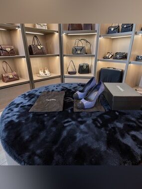 Chanel Authentic Vintage Retro LUXURY CLASSIC RARE Dark Blue Suede Pumps/Shoes